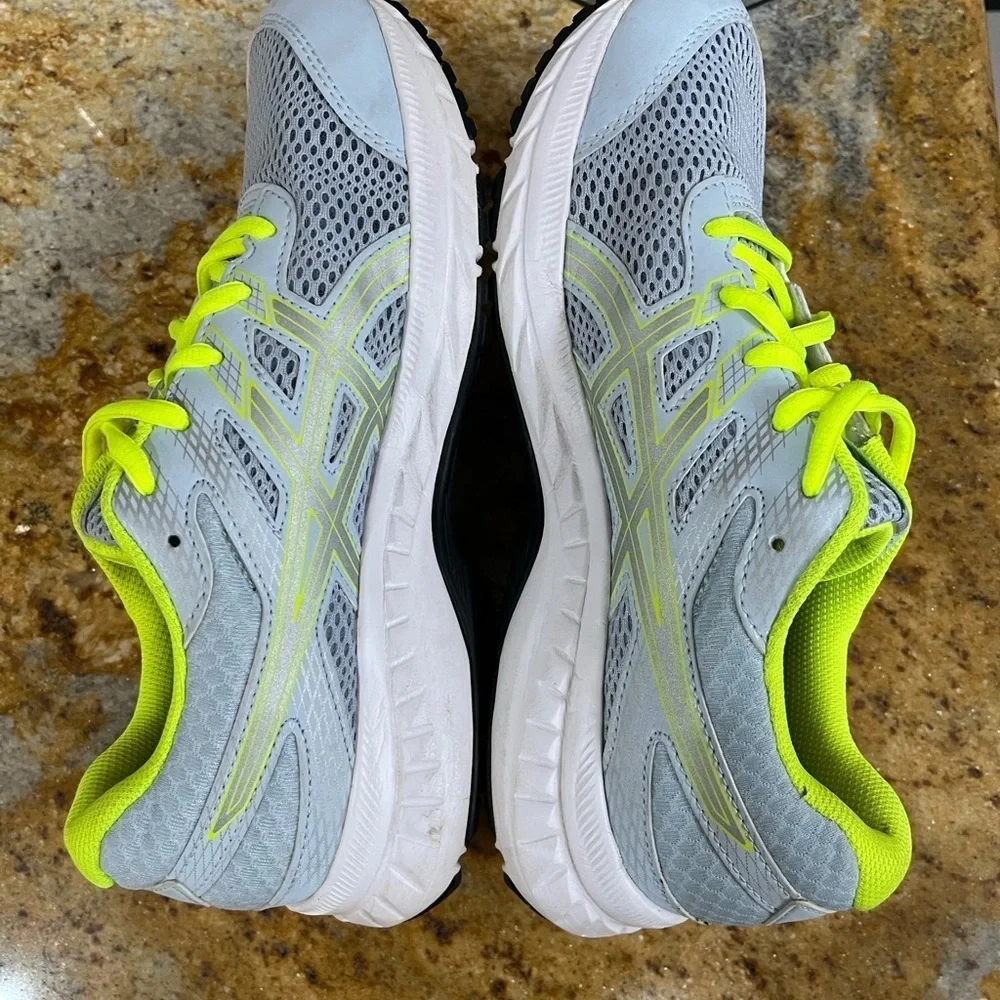 Asics Men’s Light Gray and Neon Yellow Running Shoes